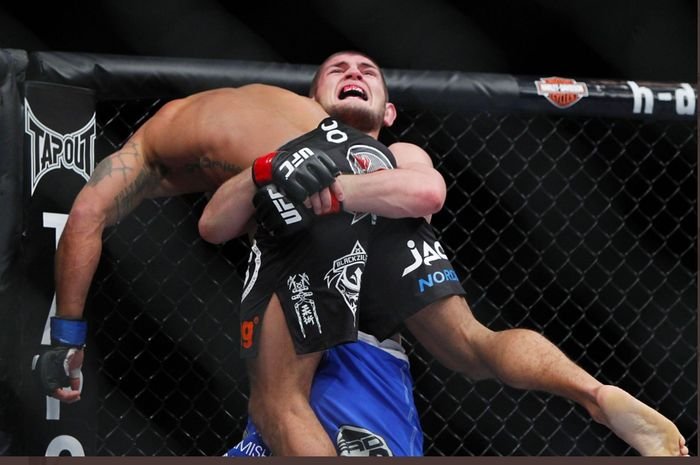 SEJARAH HARI INI – Langgar Batas Berat Badan, Khabib Banting-banting Lawan Jadi Mainan